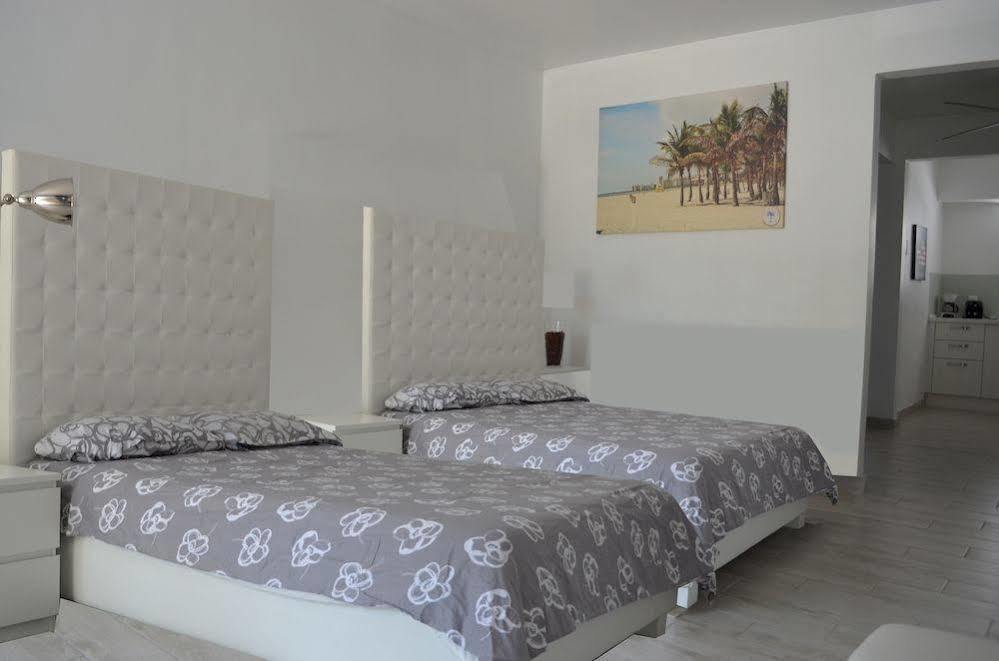Miami Club Resort Miami Beach Bagian luar foto
